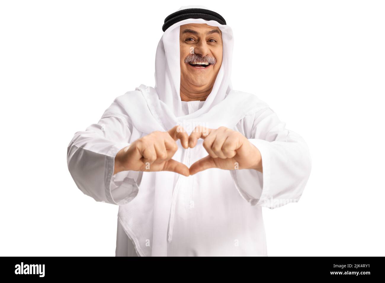 Heureux homme arabe mûr gesturant un symbole de coeur avec des mains isolées sur fond blanc Banque D'Images