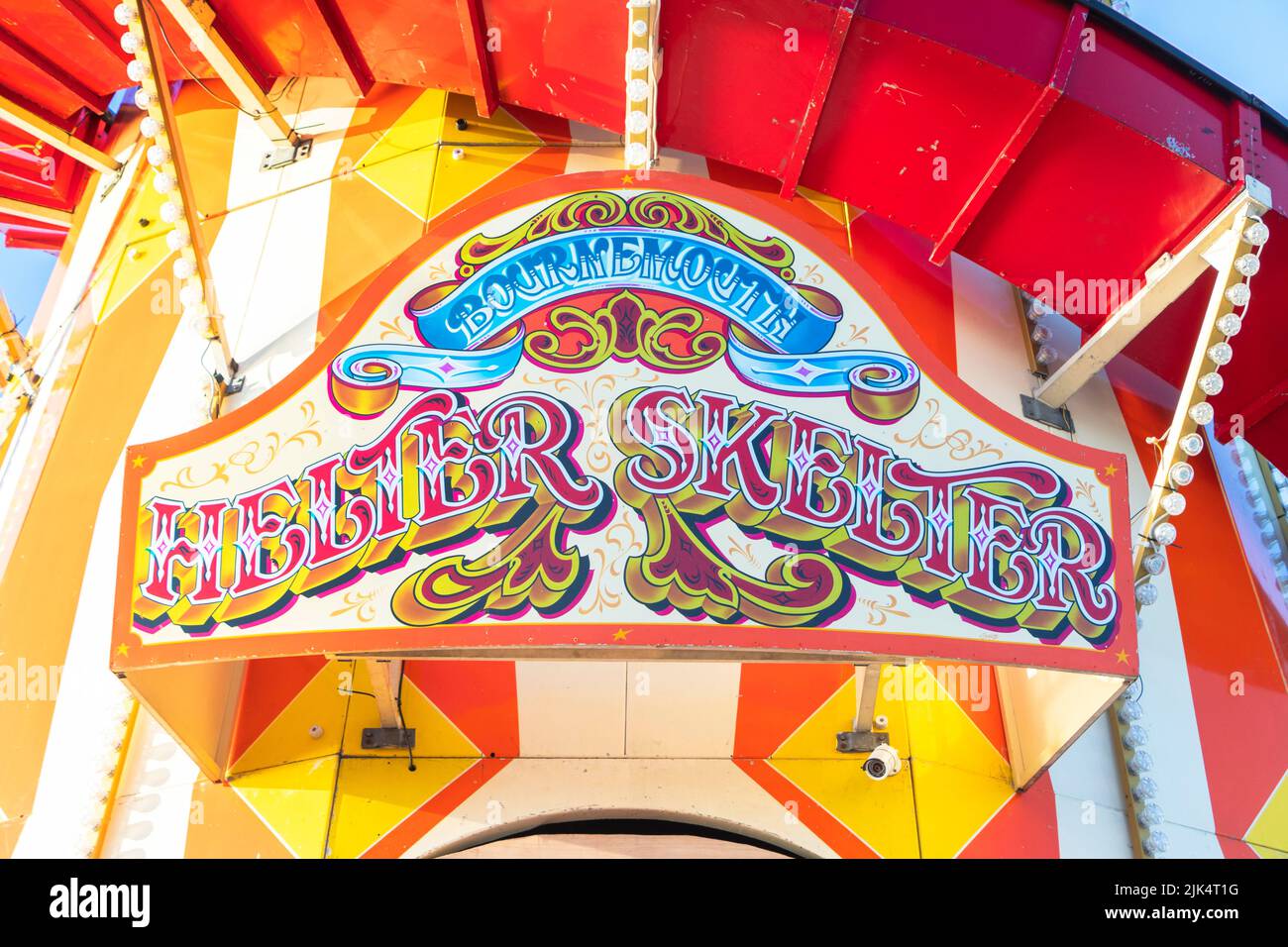 Gros plan de l'enseigne écrivant un heelter skelter slide sur la jetée de Bournemouth Dorset Royaume-Uni Banque D'Images