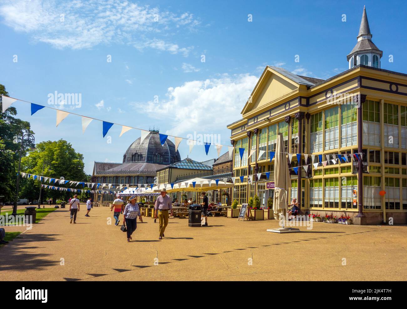 Personnes bénéficiant du soleil d'été de 2022 dans les jardins du pavillon dans la ville de Buxton dans le Derbyshire, dans le Peak District Banque D'Images