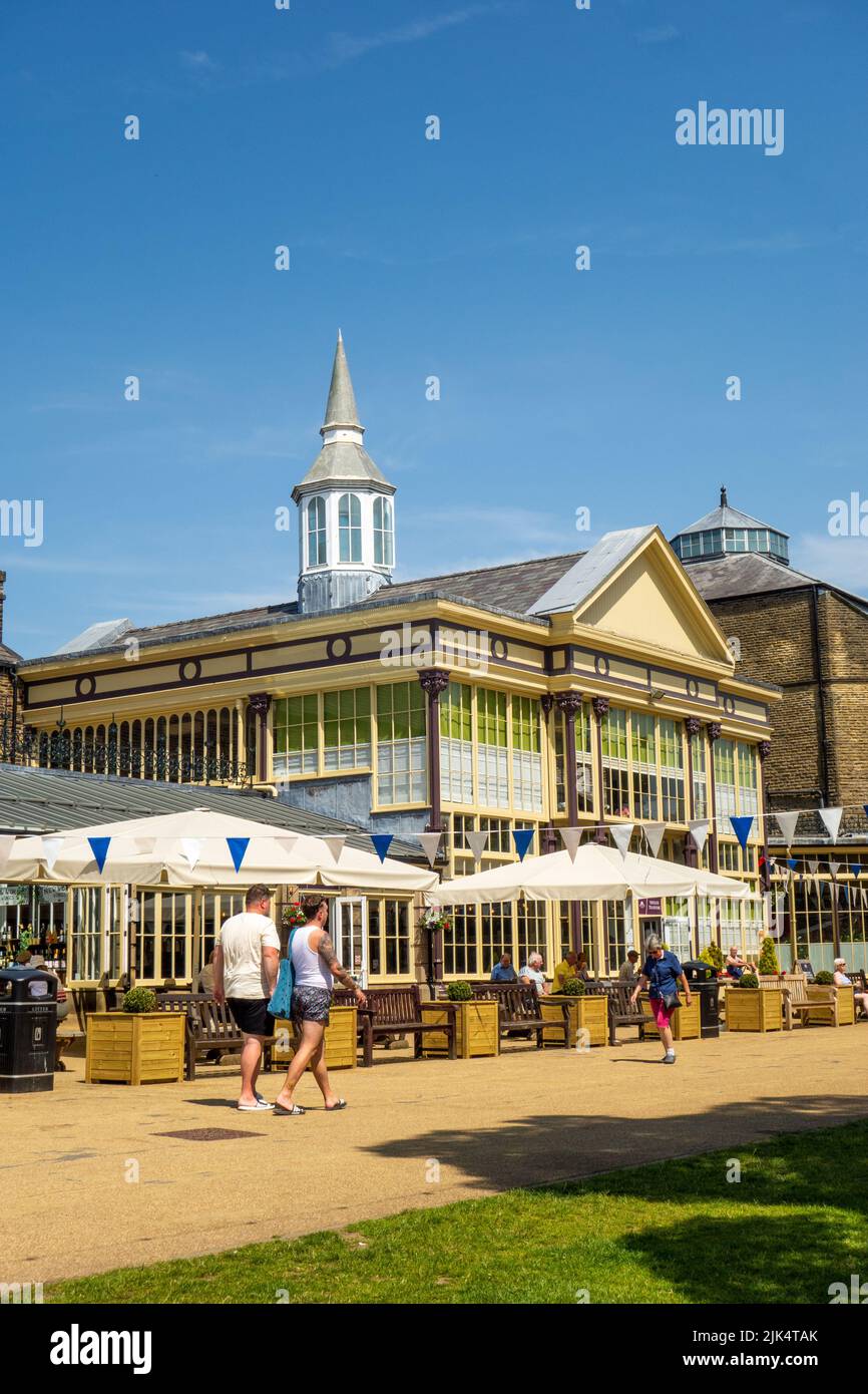 Personnes bénéficiant du soleil d'été de 2022 dans les jardins du pavillon dans la ville de Buxton dans le Derbyshire, dans le Peak District Banque D'Images