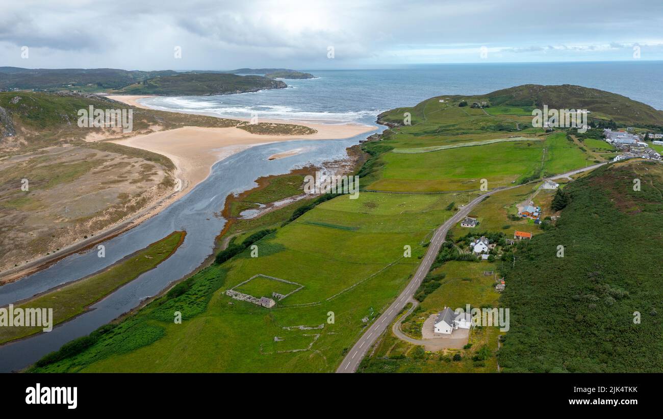 Vue aérienne de Bettyhill et de la baie de Torrisdale sur la côte nord 500 en Écosse, au Royaume-Uni Banque D'Images