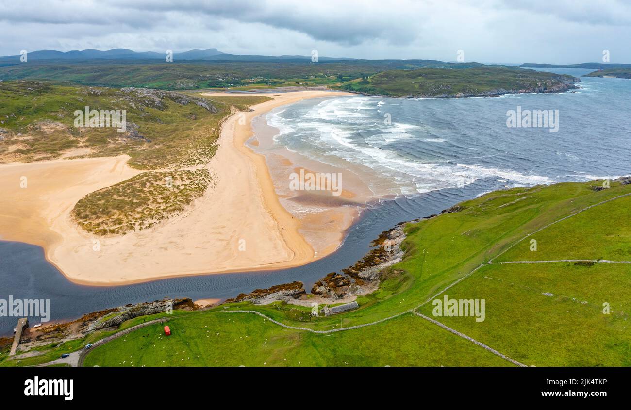 Vue aérienne de la baie de Torrisdale et de la plage à Bettyhill sur la côte nord 500 en Écosse, Royaume-Uni Banque D'Images