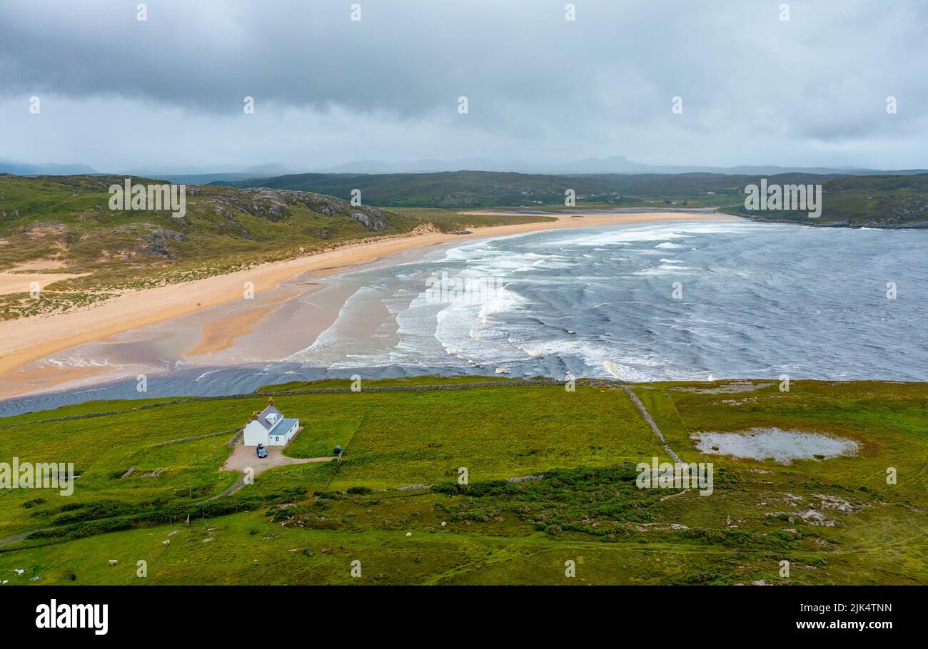 Vue aérienne de la baie de Torrisdale et de la plage à Bettyhill sur la côte nord 500 en Écosse, Royaume-Uni Banque D'Images
