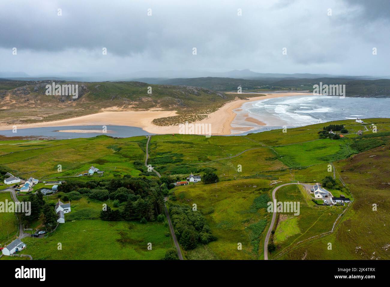 Vue aérienne de Bettyhill vers Torrisdale Bay sur la côte nord 500 en Écosse, Royaume-Uni Banque D'Images