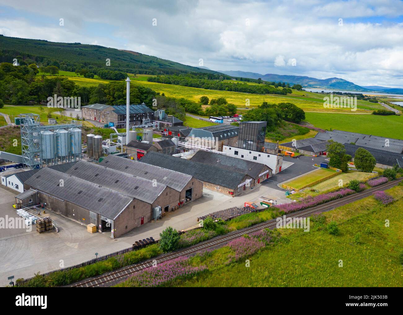 Vue aérienne de la distillerie de Glenmorangie à Tain sur la route de la North Coast 500, Sutherland, Écosse, Royaume-Uni Banque D'Images