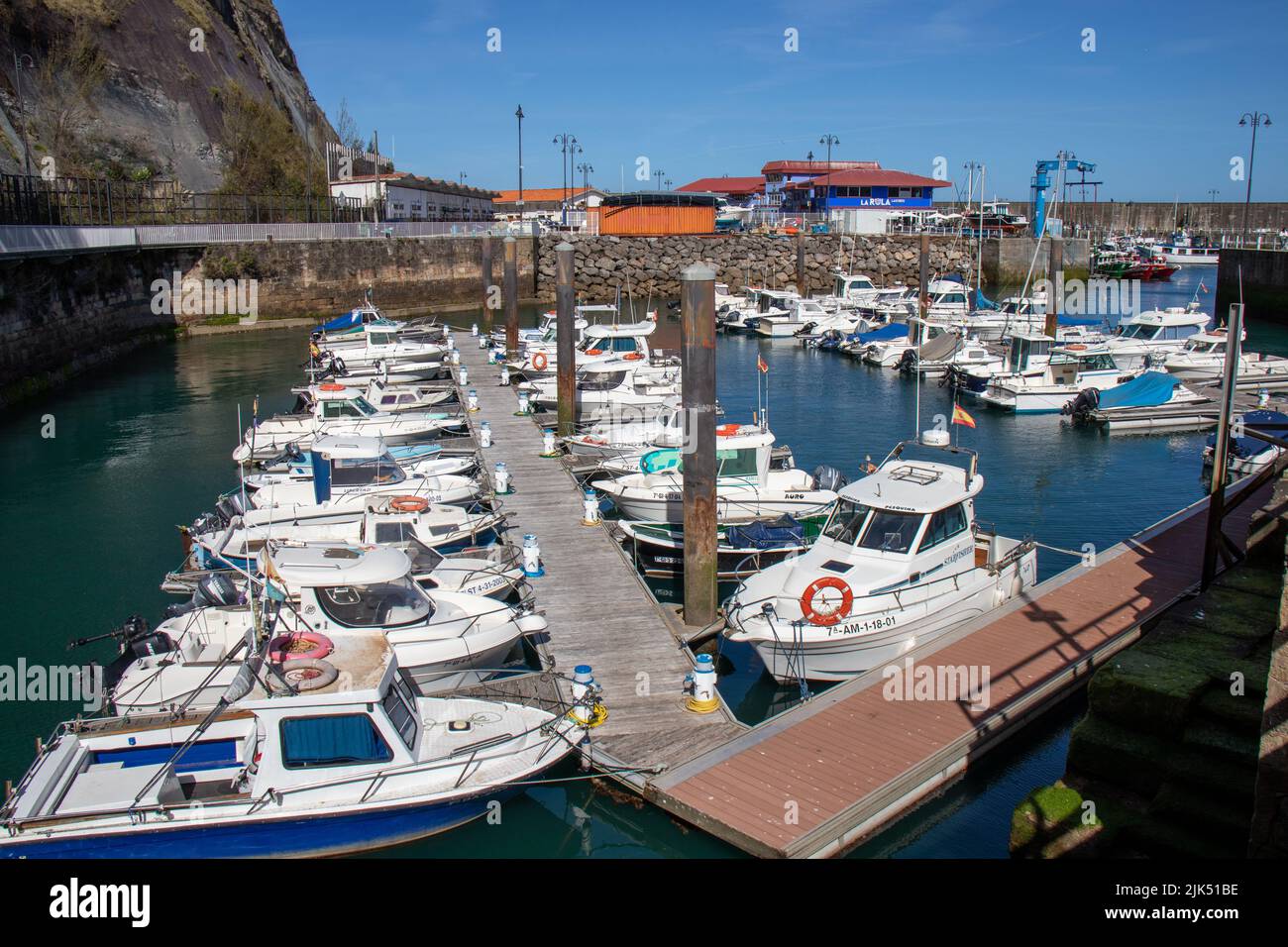 Puerto en el pueblo pesquero de Latres, Asturies, España Banque D'Images