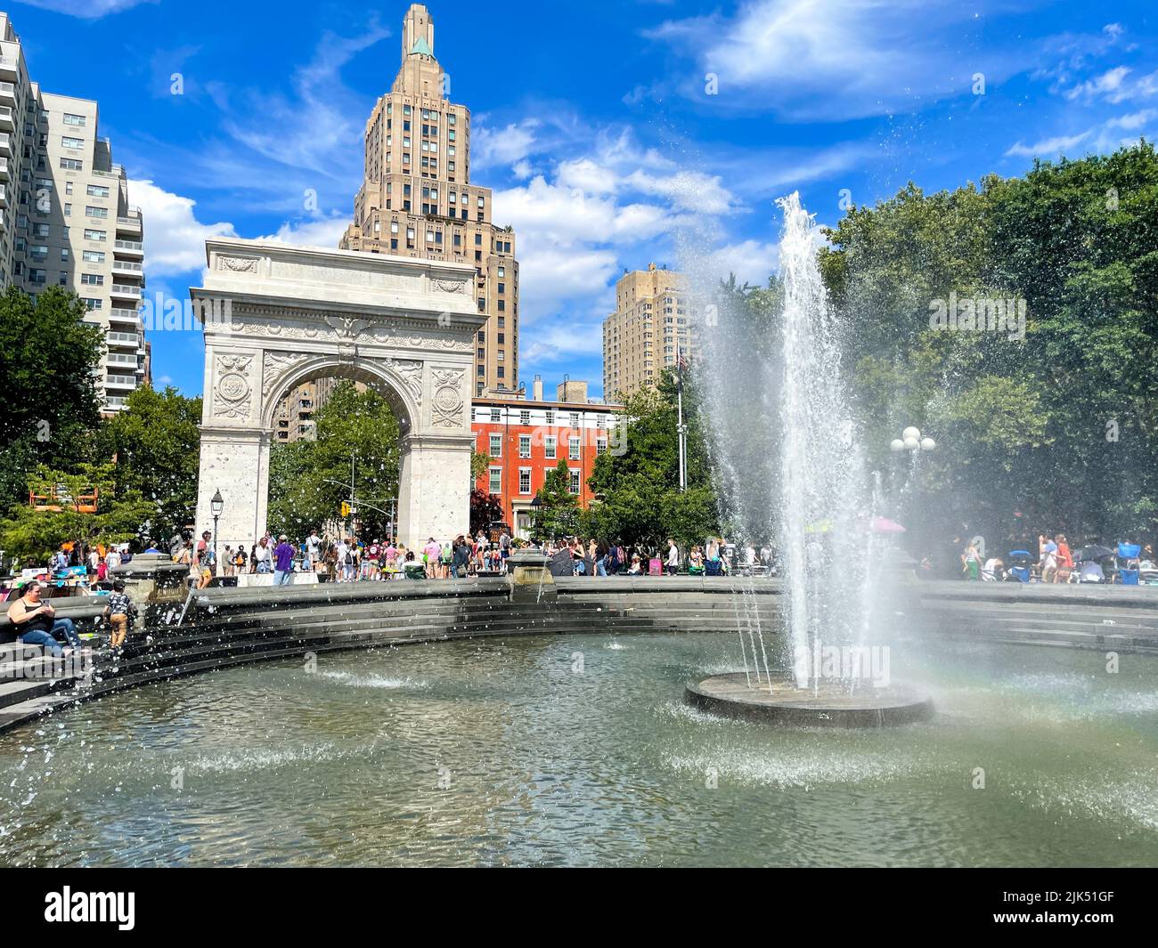 Le parc de Washington Square est vu lors d'un après-midi d'été typique dans la ville de New York sur 30 juillet 2022. Banque D'Images
