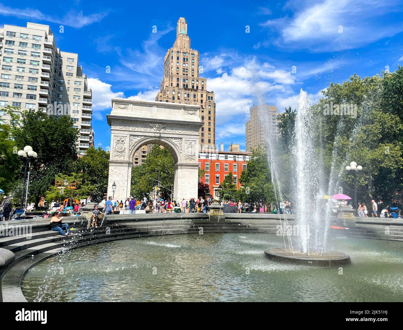 Le parc de Washington Square est vu lors d'un après-midi d'été typique dans la ville de New York sur 30 juillet 2022. Banque D'Images