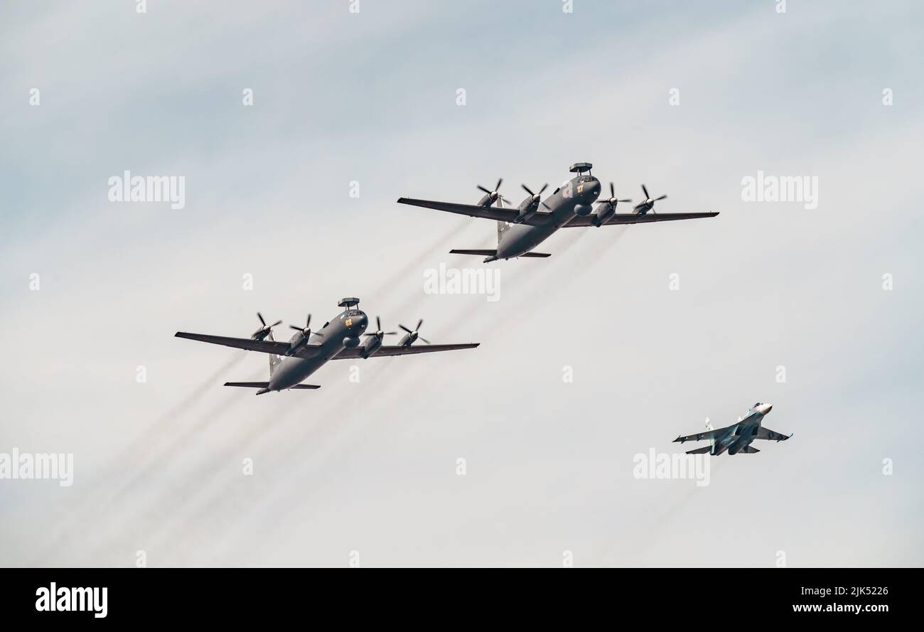 Russie, Saint-Pétersbourg, 28 juillet 2022 : des avions militaires et des hélicoptères de l'armée de l'air volent sur la ville à l'occasion de la célébration du jour de la Marine Banque D'Images