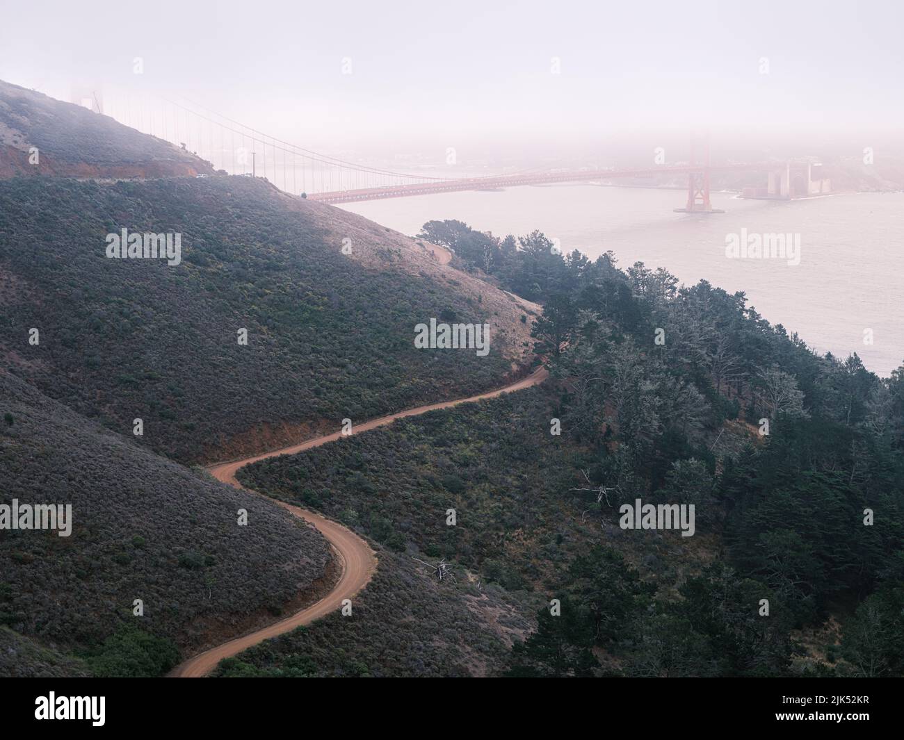 Vue depuis le sommet de la colline, le Golden Gate Bridge dans un après-midi de juillet brumeux. Banque D'Images