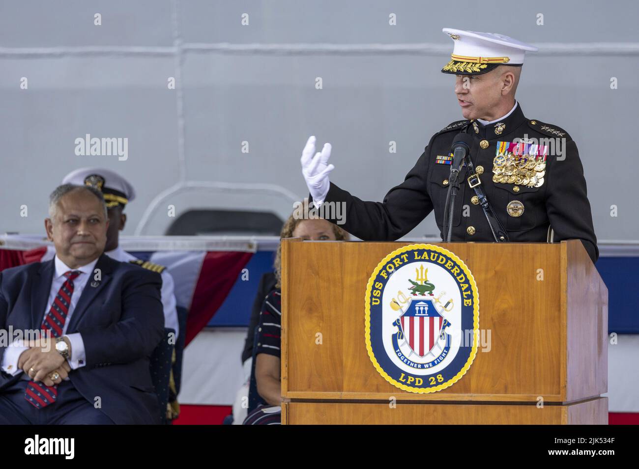 Fort Lauderdale, Floride, États-Unis. 30th juillet 2022. Le commandant adjoint du corps des Marines, le général Eric Smith, s'entretient avec les invités lors de la cérémonie de mise en service de l'USS fort Lauderdale (LPD 28), à Port Everglades, en Floride. L'USS fort Lauderdale (LPC28) est un quai de transport amphibie de classe San Antonio. Les LPDS sont utilisés pour transporter et atterrir les Marines, leurs équipements et leurs fournitures par le coussin d'air pour embarcation (LCAC) ou par des embarcations d'atterrissage conventionnelles et des véhicules d'assaut amphibies (AAV), complétés par des hélicoptères ou des avions de décollage et d'atterrissage verticaux (MV 22). Crédit : UPI/Alay Live News Banque D'Images