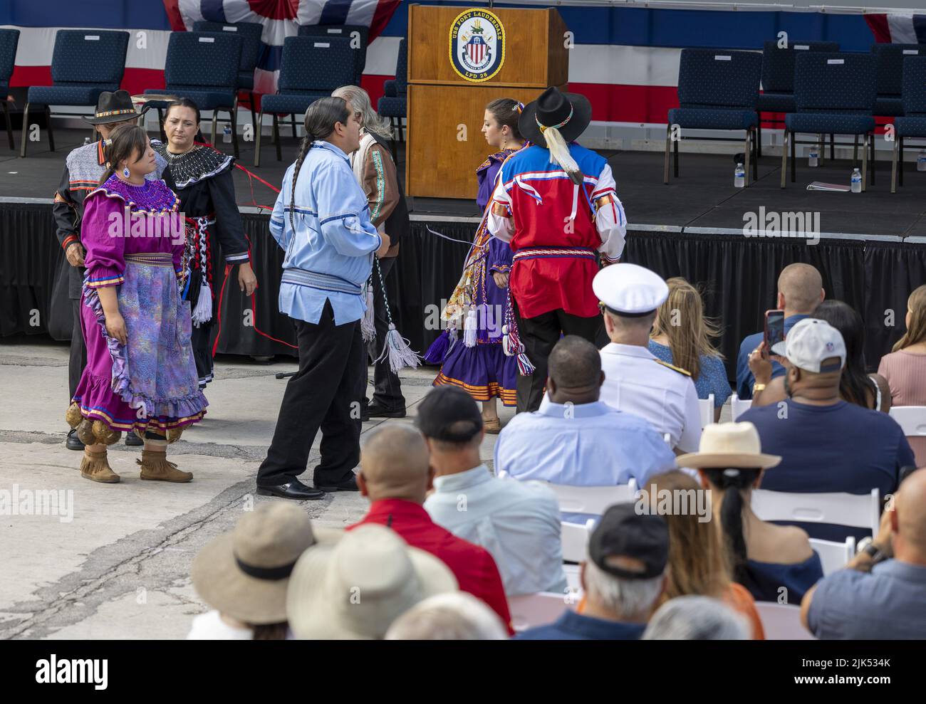 Fort Lauderdale, Floride, États-Unis. 30th juillet 2022. Les aînés tribaux de la nation Chickasaw de l'Oklahoma effectuent une danse de bénédiction lors de la cérémonie de mise en service de l'USS fort Lauderdale (LPD 28), Port Everglades, Floride. L'USS fort Lauderdale (LPC28) est un navire de transport amphibie de classe San Antonio. Crédit : UPI/Alay Live News Banque D'Images