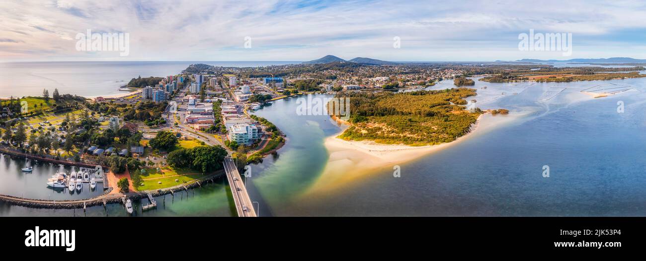 Haut panorama aérien du lac Wallis et de la rivière Coolongolook entre les villes de Forster et Tuncurry sur la côte australienne du pacifique. Banque D'Images