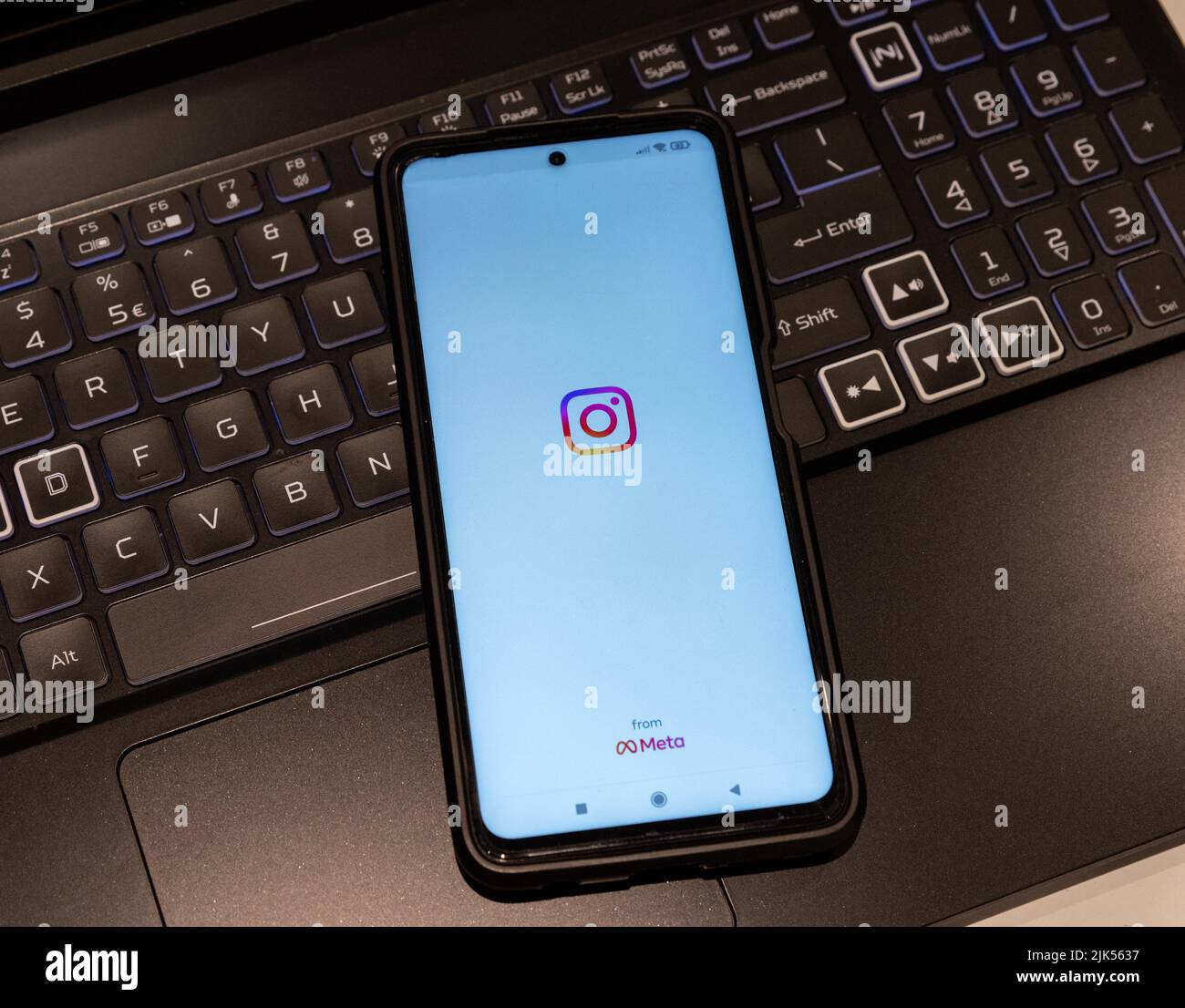 illustration du logo instagram affiché sur l'écran d'un smartphone , l'arrière-plan est un clavier d'ordinateur Banque D'Images