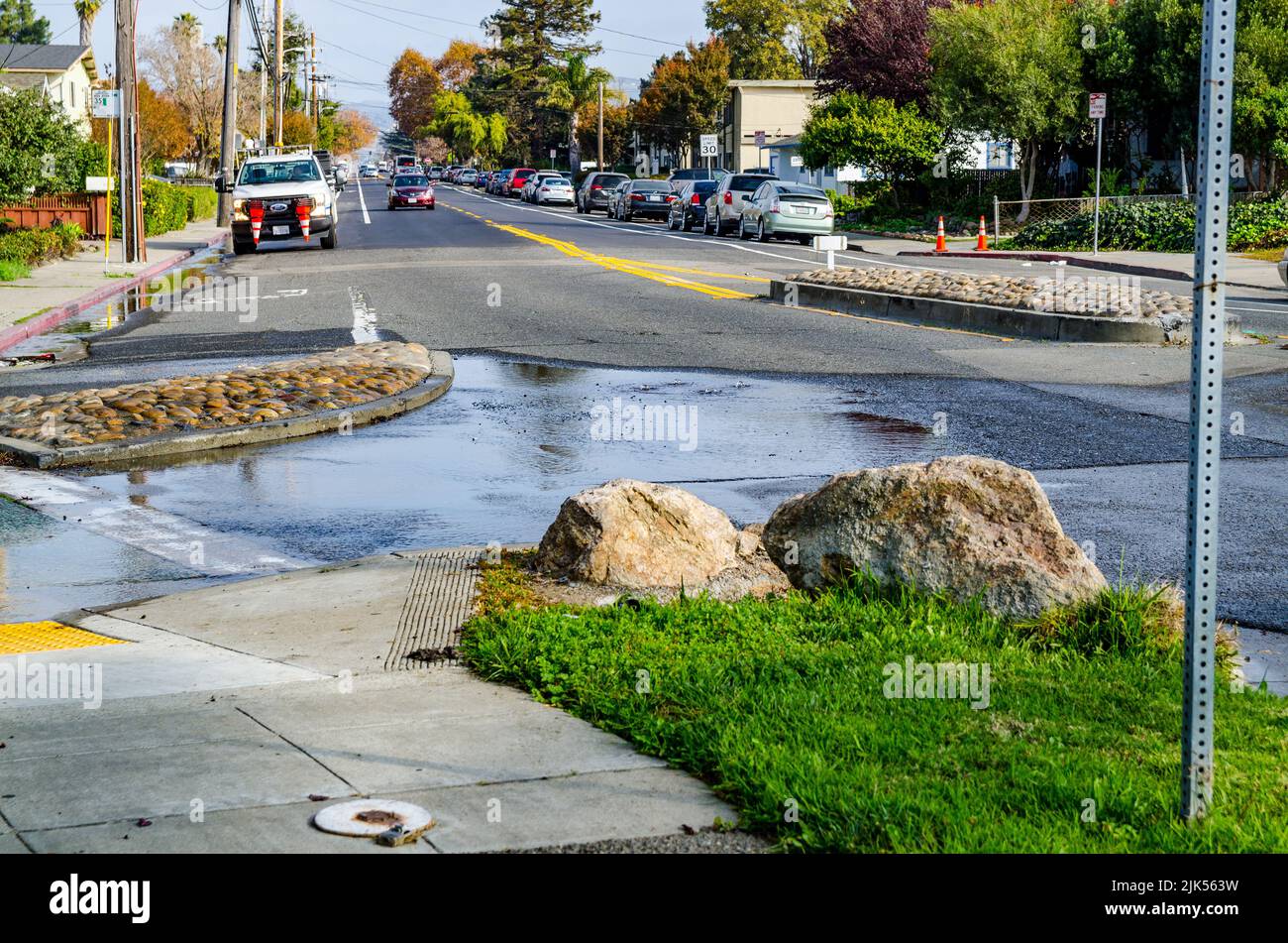 La marée royale sur 4 décembre 2021 provoque des inondations mineures avec l'eau de baie qui se forme à travers le système d'évacuation des eaux pluviales de San Leandro, Californie, États-Unis Banque D'Images