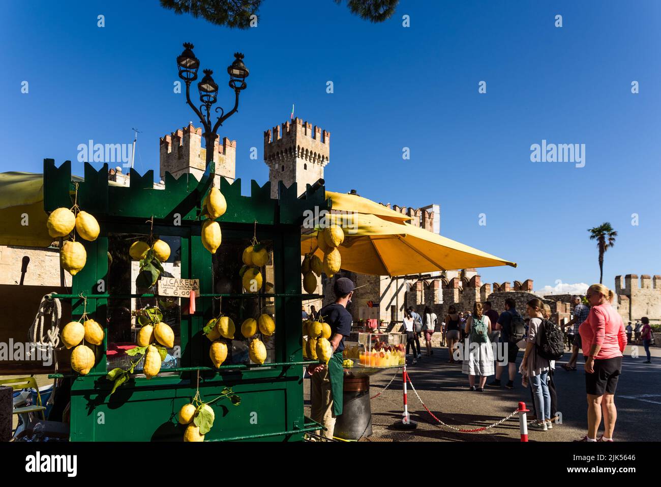 Sirmione, Italie - 20 septembre 2021 : Esplanade à l'entrée du château de Sirmione, une rue vend du jus de citron traditionnel. Banque D'Images