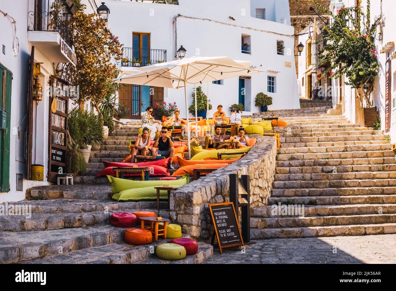 Ibiza, espagne - 25 juillet 2022 : les jeunes touristes peuvent prendre un verre sur la terrasse d'un bar de la vieille ville d'Ibiza. Banque D'Images
