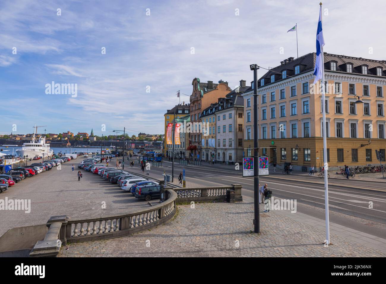 Vue sur le parking de la place près du Palais Royal et sur les drapeaux  suédois et finlandais sur le front de mer du centre-ville de Stockholm.  Suède. Stockholm Photo Stock -