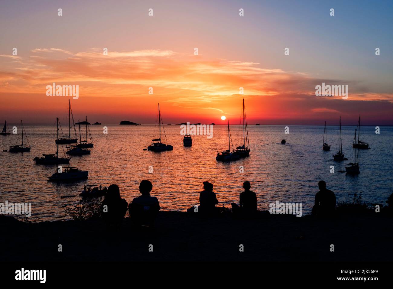 Les jeunes admirent un magnifique coucher de soleil sur l'horizon de la mer Méditerranée. Banque D'Images