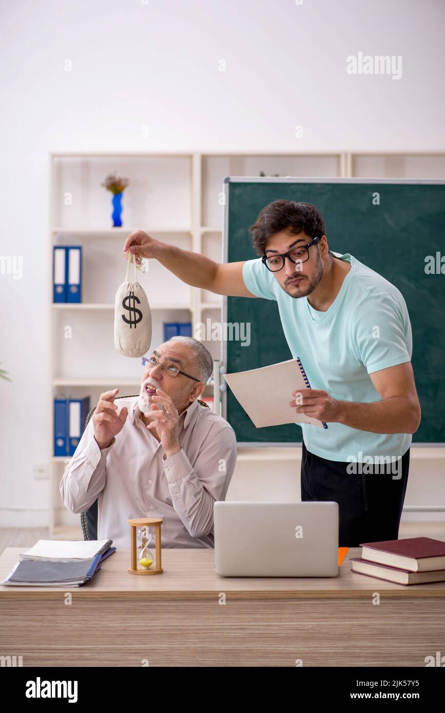 Vieux professeur et jeune étudiant dans le concept de rémunération Banque D'Images