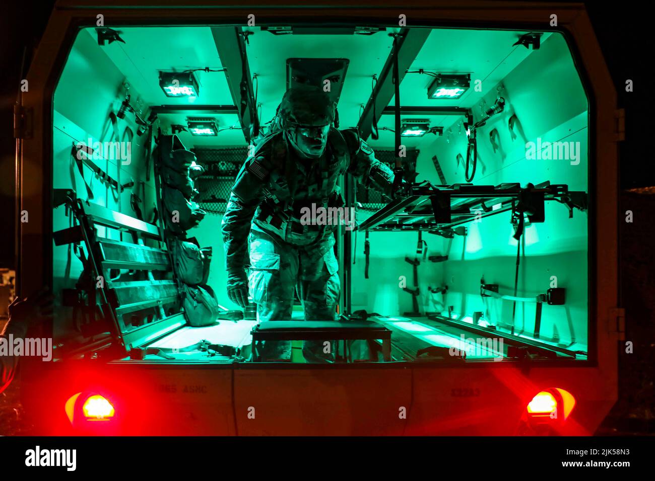 14 juillet 2022 - camp Santiago, Porto Rico - SPC de l'armée américaine. Mariano Gonzales affecté au soutien de zone de la compagnie médicale 1065th, 101st commandant de la Garde nationale de l'armée de Porto Rico attend des victimes à l'intérieur d'une ambulance pendant un exercice d'entraînement sur le terrain au Centre d'entraînement conjoint de camp Santiago, Salinas, Porto Rico, 15 juillet 2022. Les médecins ont été testés sur diverses tâches, y compris en fournissant un traitement immédiat des victimes par élément, avec une section de traumatologie, un laboratoire et des services de rayons X pour des diagnostics rapides et précis dans le cadre de leurs exigences de formation en tant que médecins de combat pour l'avenir Banque D'Images