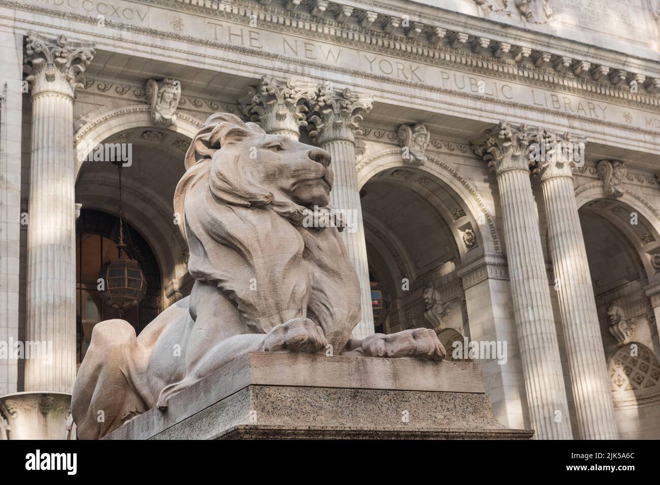 New York, NY/USA - 05-07-2016: Célèbres lions de marbre qui gardaient le bâtiment Beaux-Arts à Fifth Avenue et 42nd Street. Banque D'Images