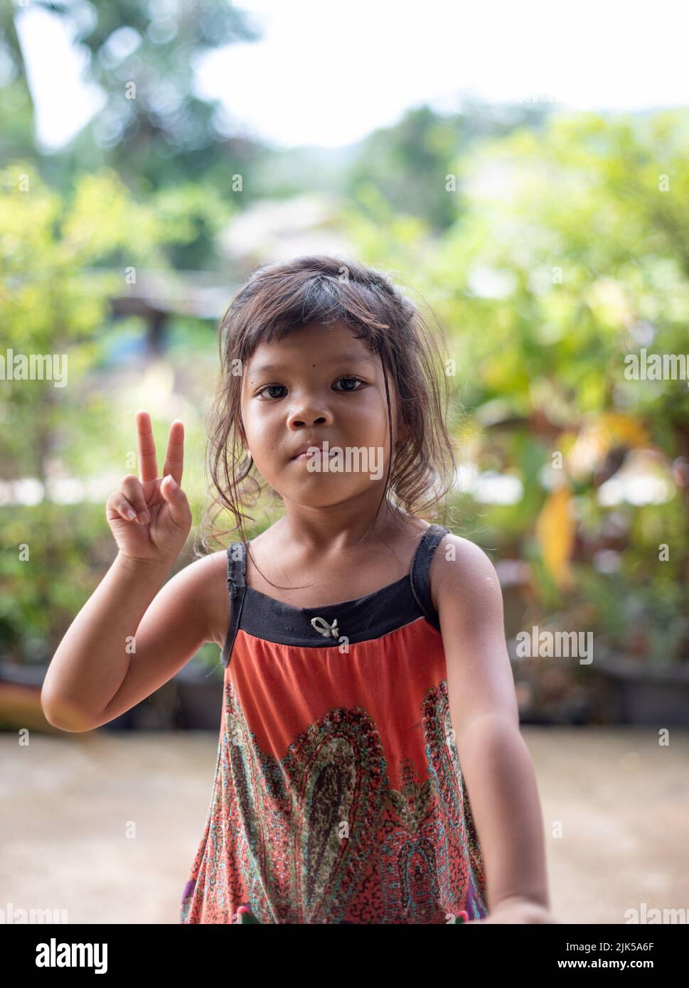 Une Jeune Fille Thaïlandaise Fait Le Signe De Paix Avec Sa Main Photo Stock Alamy