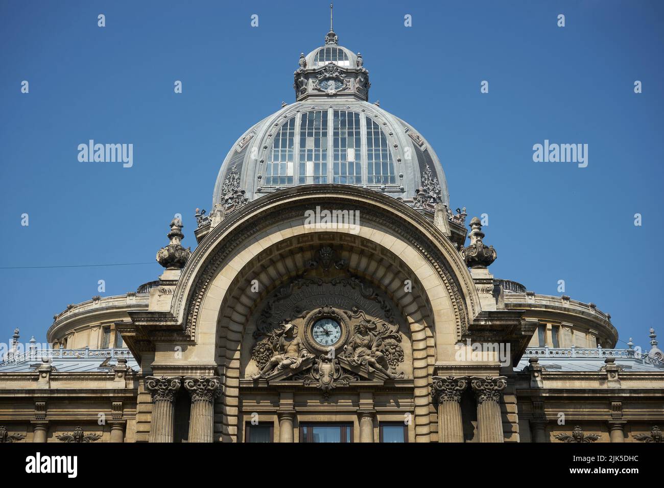 Bucarest, Roumanie - 29 juillet 2022 : le Palais CEC, construit entre 1897 et 1900, situé sur l'avenue Victory à Bucarest, Roumanie. Banque D'Images