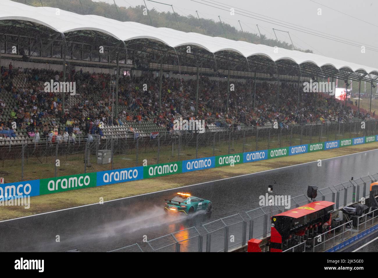 Mogyorod. 30th juillet 2022. Une voiture sûre est vue sous la pluie à Hungaroring à Mogyorod, Hongrie sur 30 juillet 2022. Credit: Attila Volgyi/Xinhua/Alay Live News Banque D'Images