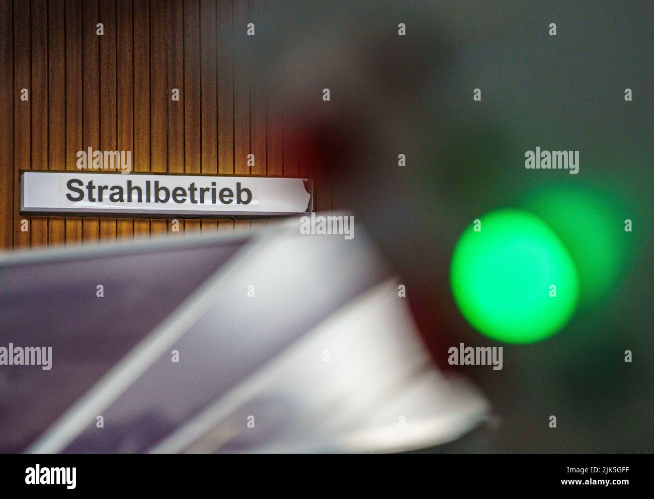 Darmstadt, Allemagne. 20th juillet 2022. Un témoin vert s'allume dans le centre de commande de l'accélérateur de particules. Le GSI Helmholtz Centre for Heavy Ion Research exploite des installations d'accélérateurs de particules. Actuellement, le centre international des accélérateurs 'Fair' est en cours de construction à Darmstadt. À l'installation, la matière peut être étudiée dans des conditions extrêmes. Credit: Andreas Arnold/dpa/Alay Live News Banque D'Images