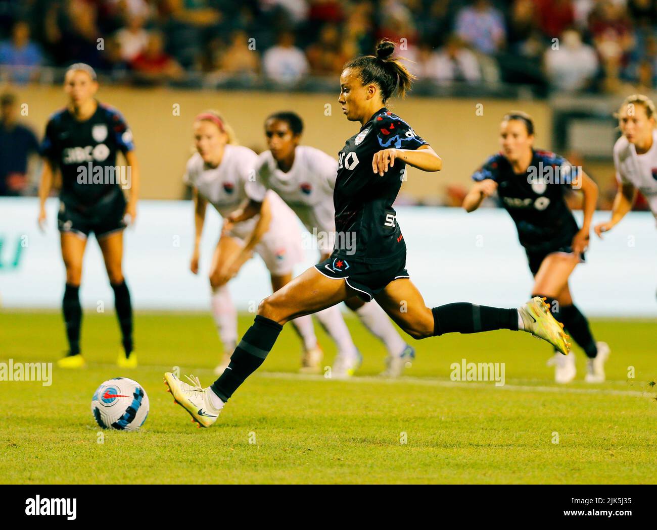 Chicago, États-Unis, 30 juillet 2022. National Women's Soccer League (NWSL) Chicago Red Star's Mallory Pugh (9) se charge de la balle contre la vague de San Diego au Soldier Field à Chicago, il, États-Unis. Credit: Tony Gadomski / toutes les images de sport / Alamy Live News Banque D'Images