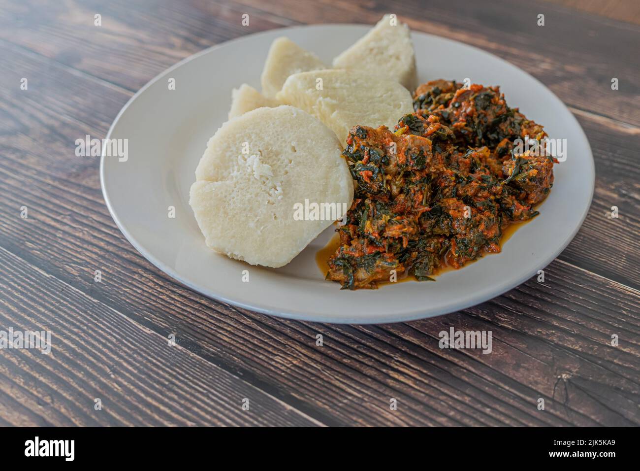 Une assiette de yam bouilli avec ragoût de légumes épicé Banque D'Images