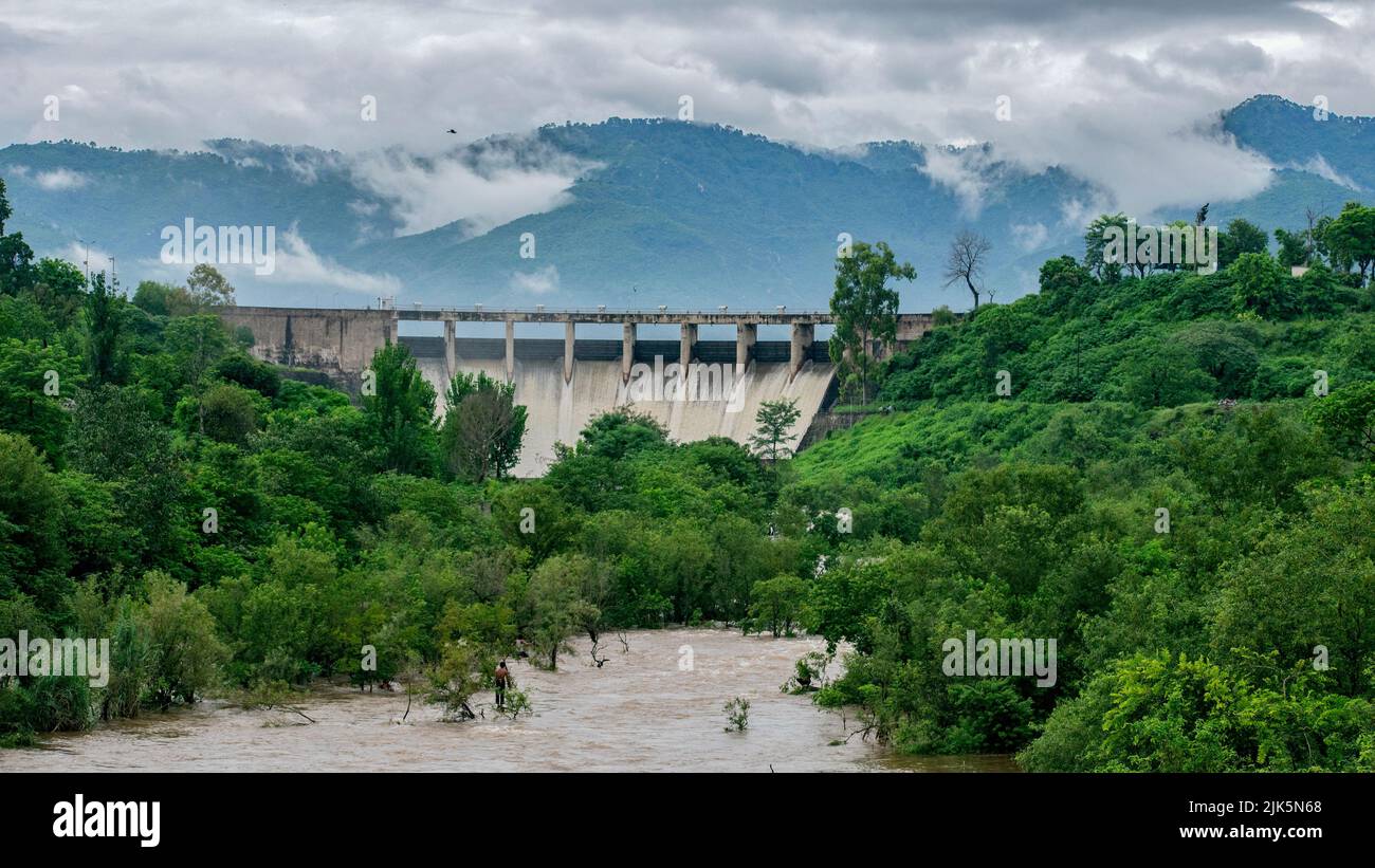 Les évacuateurs de crues du barrage Rawal sont ouverts après que le lac ait atteint son niveau maximal à Islamabad, au Pakistan. Banque D'Images