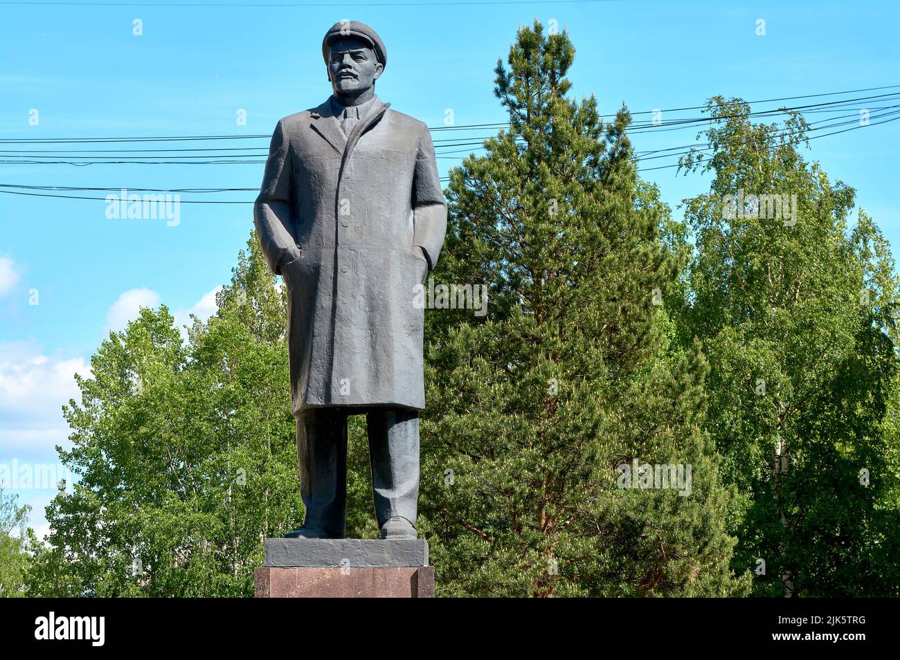 Monument à Vladimir Lénine contre le ciel bleu Banque D'Images