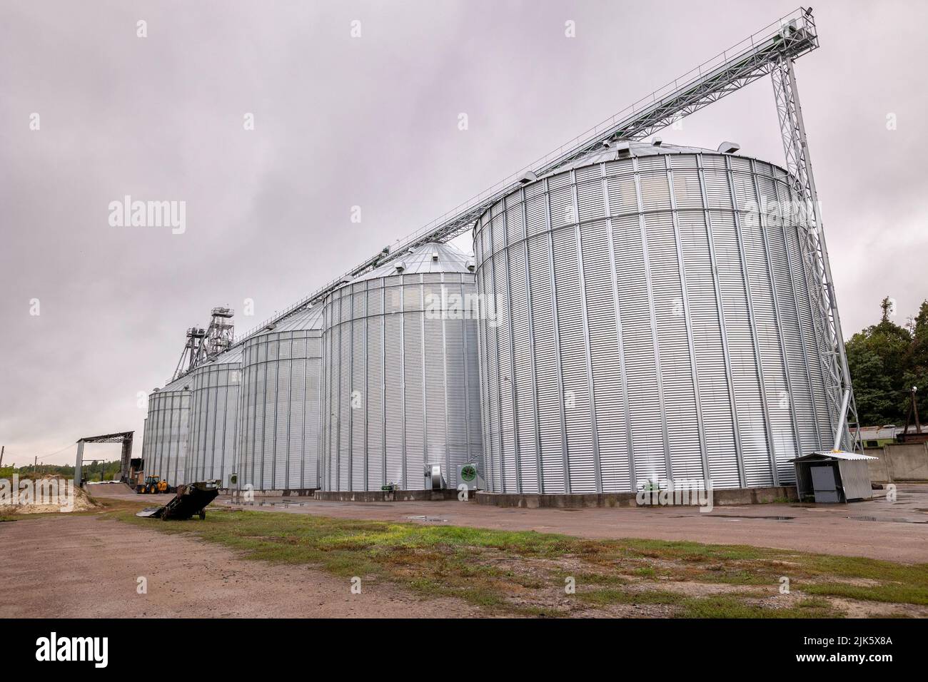 Silos en acier galvanisé pour le stockage du grain. Voie d'accès pour le déchargement des chariots de grain sur roues. Banque D'Images