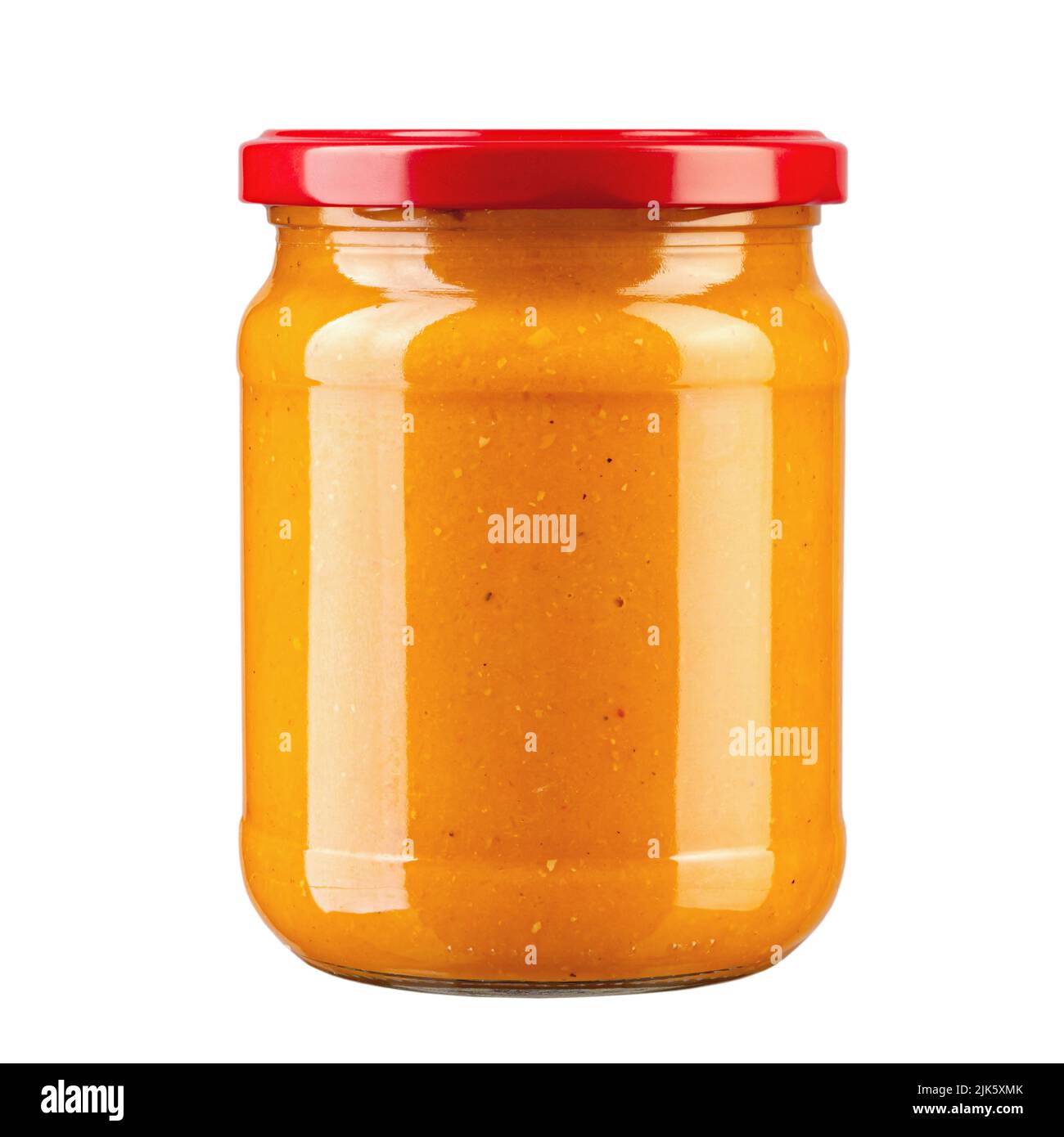 Le pot en verre avec caviar de courge, isolé sur fond blanc. Сanned nourriture. Profondeur de champ complète. Le fichier contient un chemin d'écrêtage. Banque D'Images