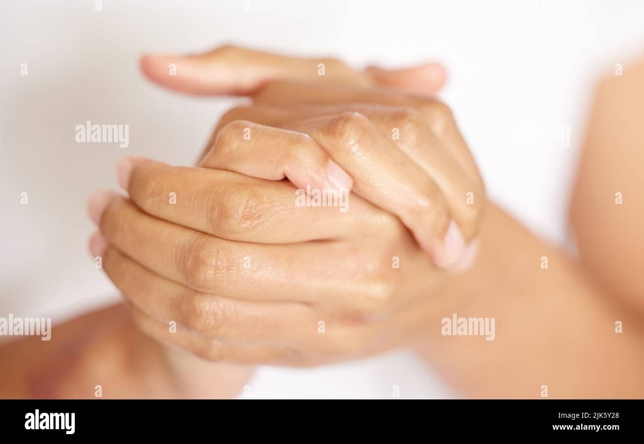 Cette crème hydratante garde mes mains douces et odorantes. Une femme méconnaissable hydratant ses mains. Banque D'Images