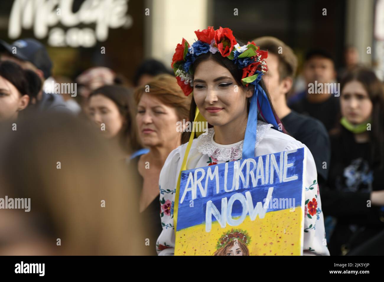 Munich, Allemagne. 30th juillet 2022. Une manifestation pro-ukrainienne a eu lieu à Munich, en Allemagne, sur 30 juillet 2022. Cette manifestation s'inscrivait dans le cadre de dizaines de manifestations coordonnées contre la guerre de la Russie contre l'Ukraine dans de nombreuses villes d'Europe. Des centaines de personnes se sont rassemblées pour soutenir l'Ukraine, demander plus de soutien et condamner les récentes atrocités commises par la Russie en Ukraine. Crédit : Diego Montoya/Alay Live News Banque D'Images