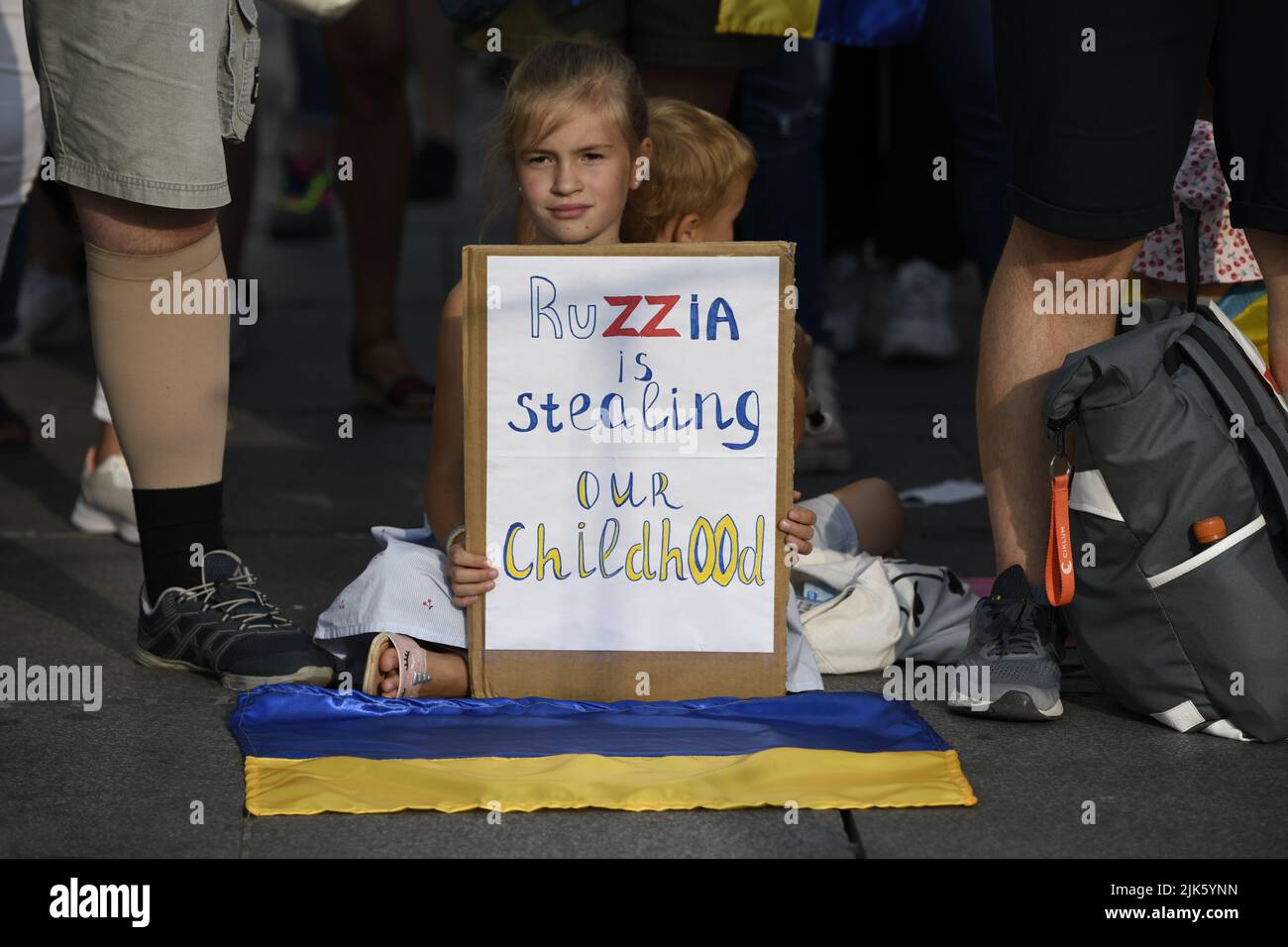 Munich, Allemagne. 30th juillet 2022. Une manifestation pro-ukrainienne a eu lieu à Munich, en Allemagne, sur 30 juillet 2022. Cette manifestation s'inscrivait dans le cadre de dizaines de manifestations coordonnées contre la guerre de la Russie contre l'Ukraine dans de nombreuses villes d'Europe. Des centaines de personnes se sont rassemblées pour soutenir l'Ukraine, demander plus de soutien et condamner les récentes atrocités commises par la Russie en Ukraine. Crédit : Diego Montoya/Alay Live News Banque D'Images