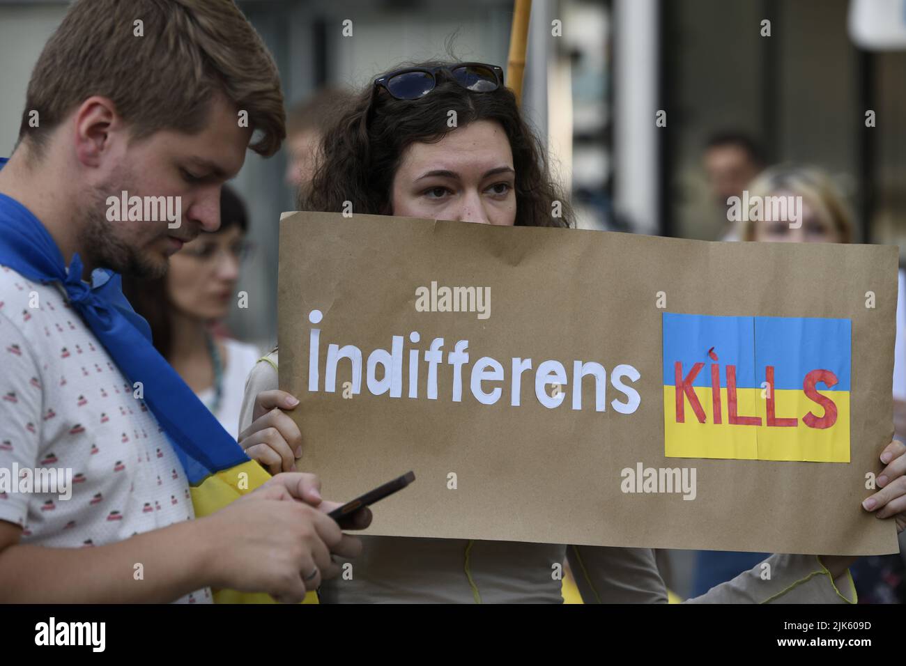 Munich, Allemagne. 30th juillet 2022. Une manifestation pro-ukrainienne a eu lieu à Munich, en Allemagne, sur 30 juillet 2022. Cette manifestation s'inscrivait dans le cadre de dizaines de manifestations coordonnées contre la guerre de la Russie contre l'Ukraine dans de nombreuses villes d'Europe. Des centaines de personnes se sont rassemblées pour soutenir l'Ukraine, demander plus de soutien et condamner les récentes atrocités commises par la Russie en Ukraine. Crédit : Diego Montoya/Alay Live News Banque D'Images