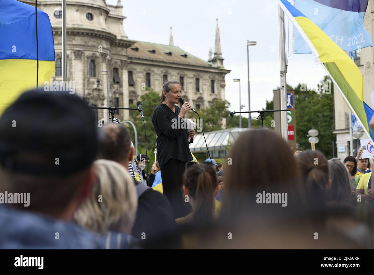 Munich, Allemagne. 30th juillet 2022. Une manifestation pro-ukrainienne a eu lieu à Munich, en Allemagne, sur 30 juillet 2022. Cette manifestation s'inscrivait dans le cadre de dizaines de manifestations coordonnées contre la guerre de la Russie contre l'Ukraine dans de nombreuses villes d'Europe. Des centaines de personnes se sont rassemblées pour soutenir l'Ukraine, demander plus de soutien et condamner les récentes atrocités commises par la Russie en Ukraine. Crédit : Diego Montoya/Alay Live News Banque D'Images