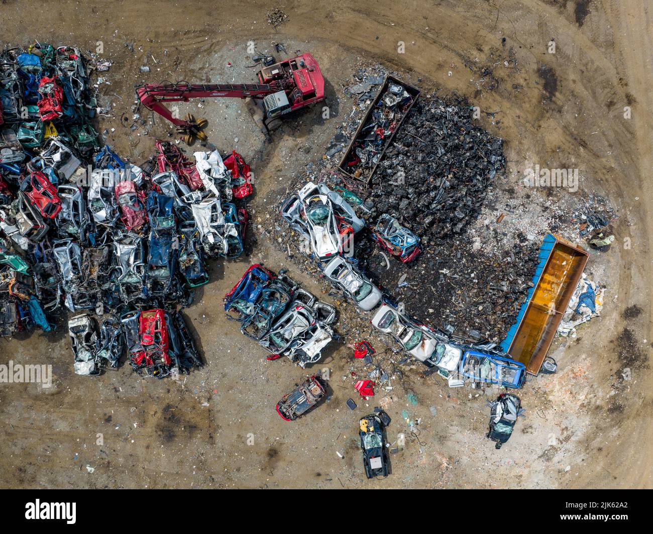 Vue aérienne des voitures abandonnées de Junkyard. Vue descendante. Démolition du véhicule. Vidage de la voiture. Arrière-plan de l'antenne industrielle. Banque D'Images