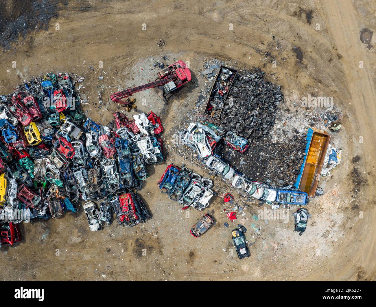 Vue aérienne des voitures abandonnées de Junkyard. Vue descendante. Démolition du véhicule. Vidage de la voiture. Arrière-plan de l'antenne industrielle. Banque D'Images