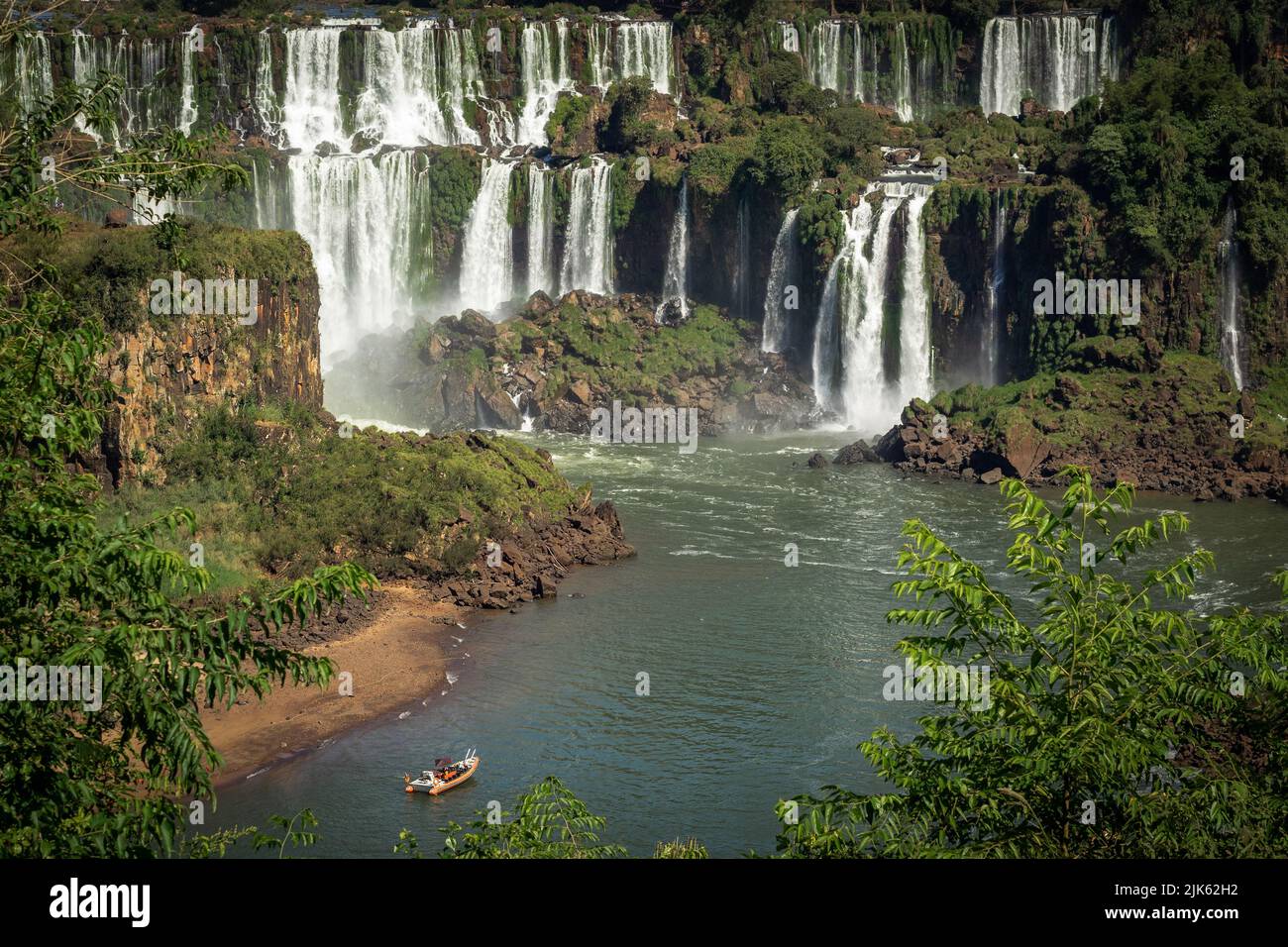 Bateau touristique explorant les célèbres chutes d'Iguazu à la frontière de l'Argentine et du Brésil. Banque D'Images