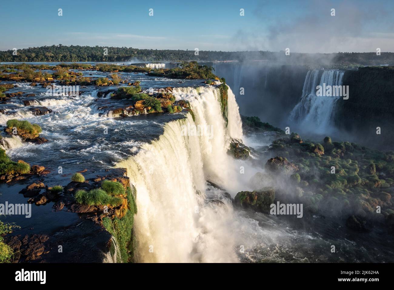 Chutes d'Iguazu de renommée mondiale à la frontière du Brésil et de l'Argentine. Banque D'Images