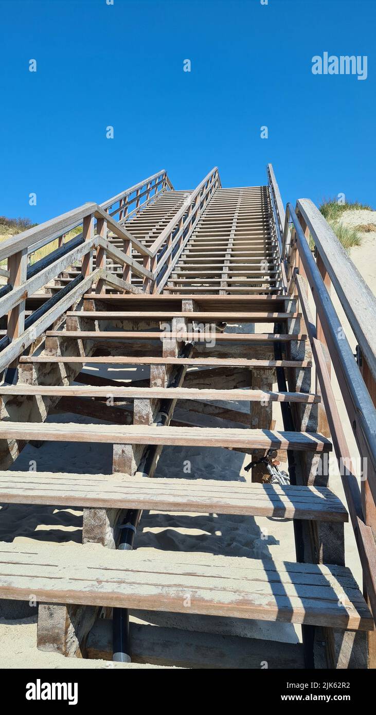 Vue sur la mer depuis la dune sur la mer du Nord et le canal à Ouddorp, province de Zélande, pays-Bas. Scène extérieure de la côte en Europe nature. Banque D'Images