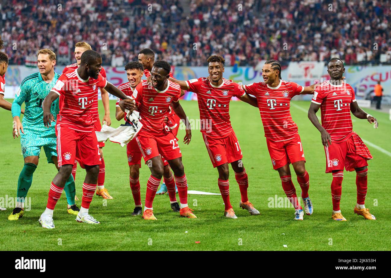 Leipzig, Allemagne. 30th juillet 2022. Manuel NEUER, gardien de but FCB 1 Dayot Upamecano , FCB 2 Noussair Mazraoui, FCB 40 Tanguy Nianzou, FCB 23 Kingsley Coman, FCB 11 Serge GNABRY, FCB 7 Sadio Mane (FCB 17) Lors de la cérémonie de remise des prix avec les coéquipiers après le match RB LEIPZIG - FC BAYERN MÜNCHEN 3-5 DFL SUPERCUP, 1. Ligue allemande de football, à Leipzig, saison 30 juillet 2022 2022/2023 © Peter Schatz / Alamy Live News crédit: Peter Schatz/Alamy Live News Banque D'Images