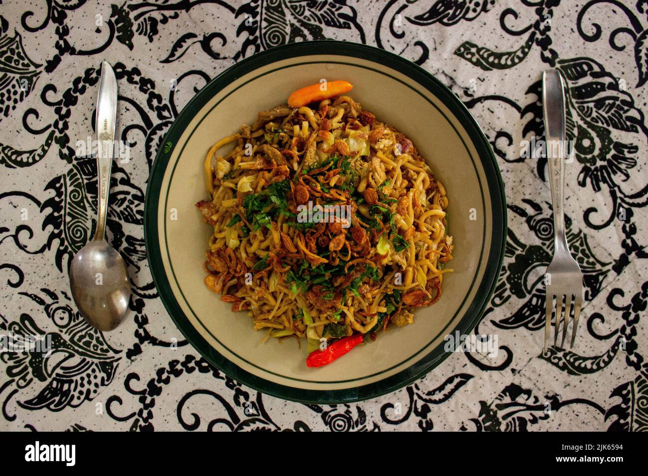 Mie Goreng Jawa ou bakmi jawa ou nouilles Java avec cuillère et fourchette. Nouilles traditionnelles indonésiennes de cuisine de rue du centre de Java ou Yogyakarta, indonesi Banque D'Images