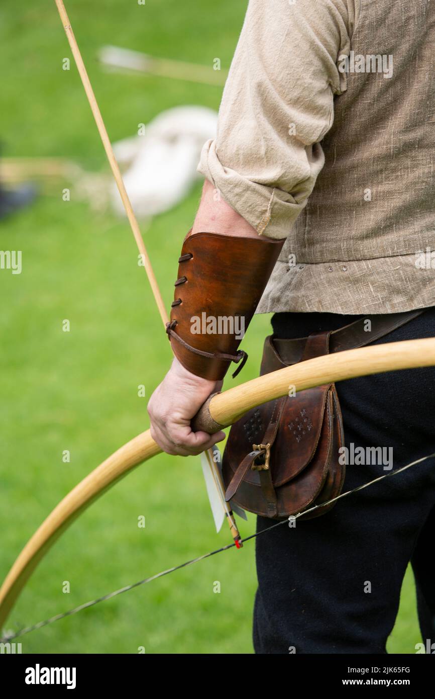 Tir à l'arc. Exercice Archer avec l'arc, photo en gros plan. Sport, concept de loisirs Banque D'Images