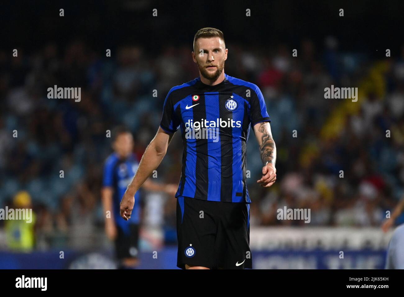 Foto Massimo Paolone/Lapresse 30 Luglio 2022 Cesena - Ritiro pré-Campionato stagione 2022-2023 - Inter vs Olympique Lyonnais - partita amichevole - Stadio Orogel Dino Manuzzi Foto: Milan Skriniar (FC Internazionale Milano) osserva 30 juillet 2022 Cesena - retraite de presse pour la saison 2022-2023 - Inter vs Olympique Lyonnais - match amical - Stade Orogel Dino Manuzzi dans le pic: Milan Skriniar (FC Internazionale Milano) regarde dessus Banque D'Images
